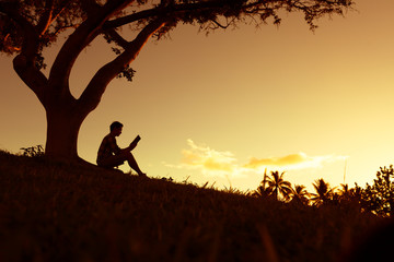 汽车发动机正时皮带起什么作用